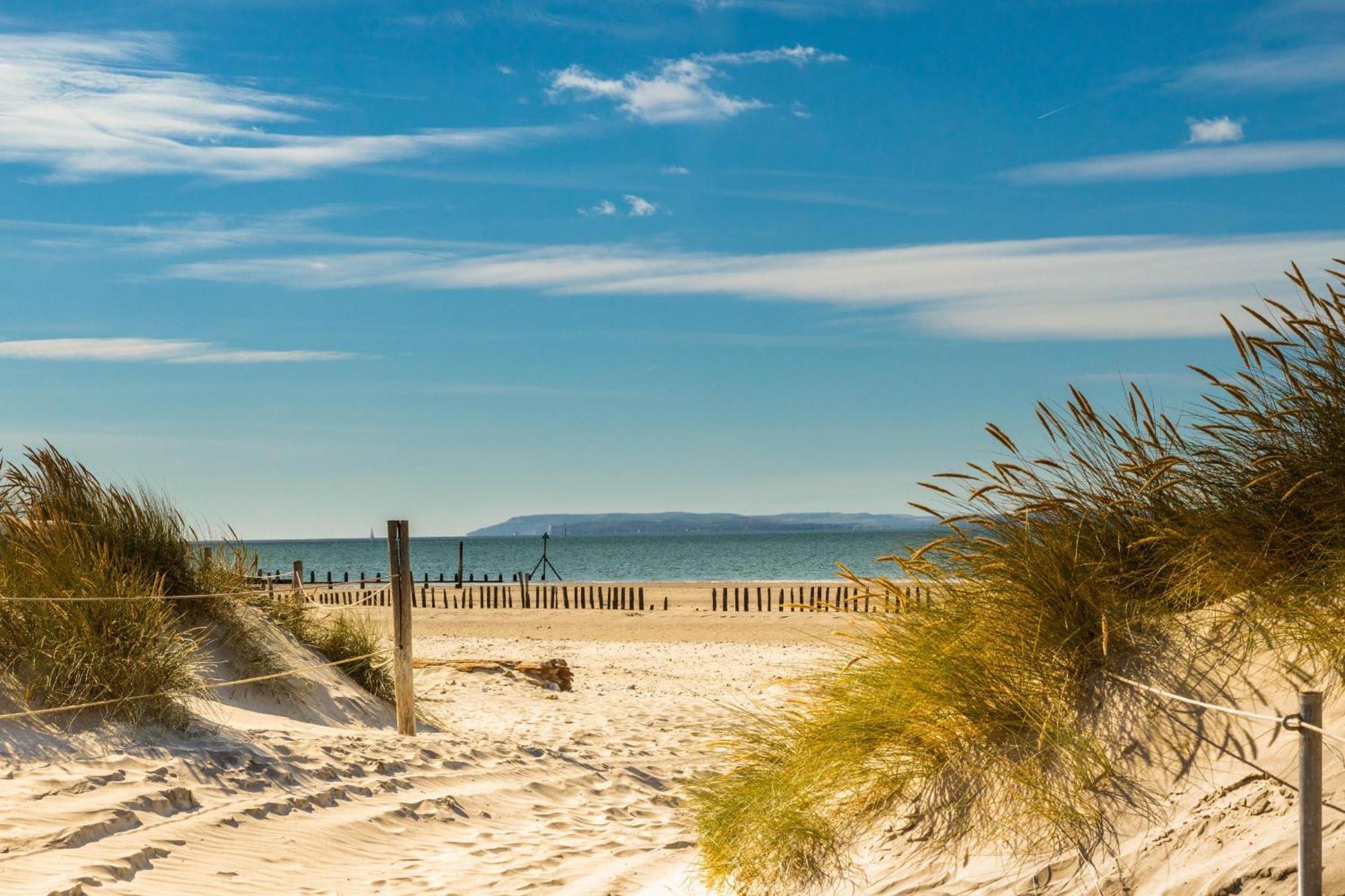 High-End Beachfront Getaway Sea View King Bed East Wittering Exterior photo